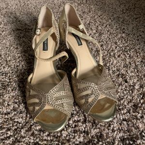 Short heel sandals in gold in good condition
